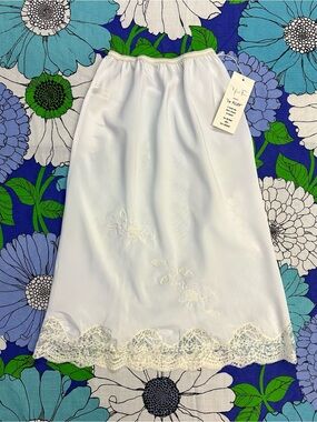 Vintage Youth Form White Half Slip Lace Hem Floral Embroidered Size S 80s 90s